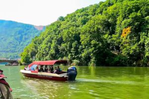 Plimbări cu barca &icirc;n Cazanele Dunării &ndash; KM 13